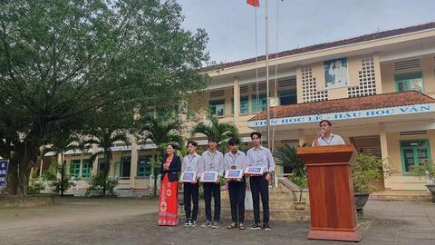 HỌC SINH NHẬN MÁY TÍNH BẢNG